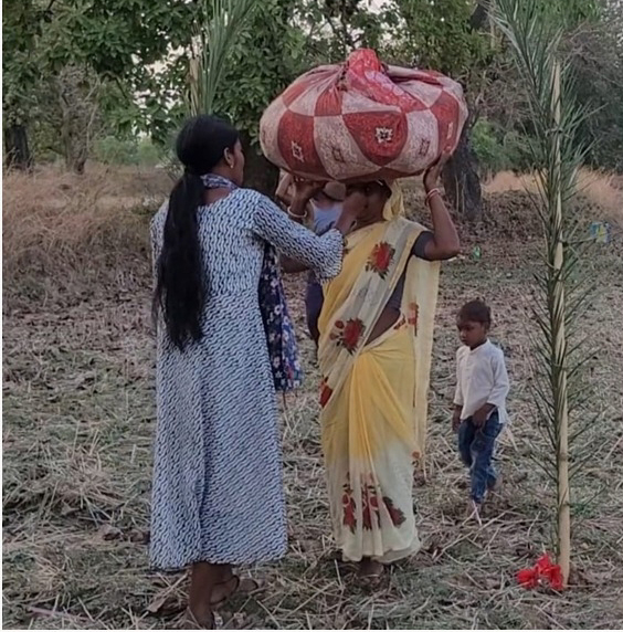 भैरमगढ़ समिति में तेंदूपत्ता संग्राहकों का तिलक लगाकर किया गया स्वागत